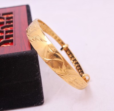 地摊热销新宠 揭秘“海底金”黄铜龙凤手镯的生意经